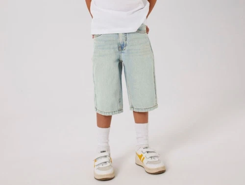 Dreng klædt i knælange denim shorts fra Name It 13244143 vintage light blue denim